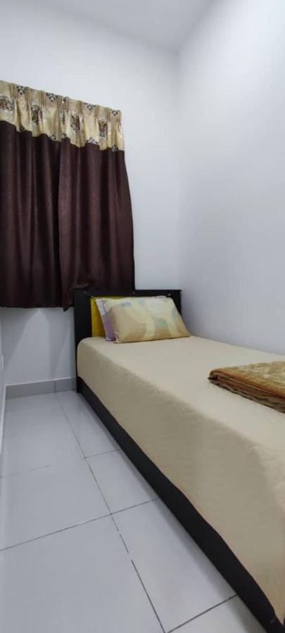 Rf Homestay Nilai Bagian luar foto